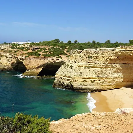 Charming Apartment: Pool View Retreat Albufeira