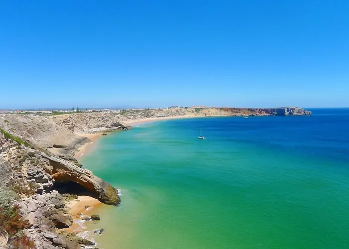 Charming Apartment: Pool View Retreat *