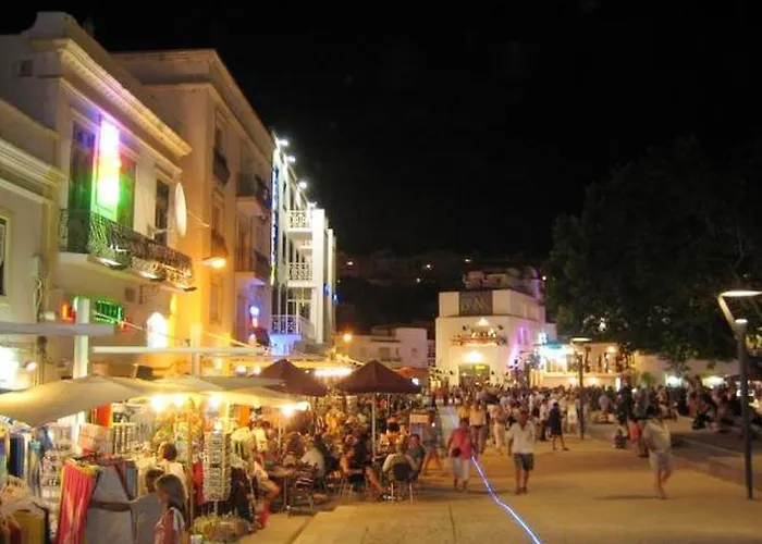 Apartment Charming Apartment: Pool View Retreat